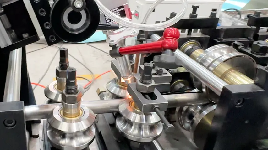 welding-in-round-tube-production-line.webp